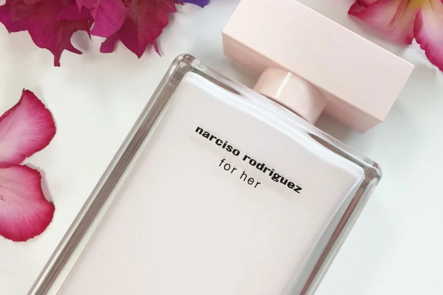 Thiết kế của nước hoa Narciso hồng phấn