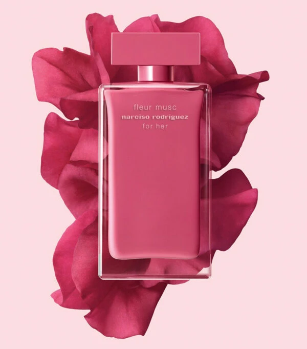 Thiết kế chai thủy tinh trong suốt của nước hoa narciso hồng đậm vô cùng sang trọng
