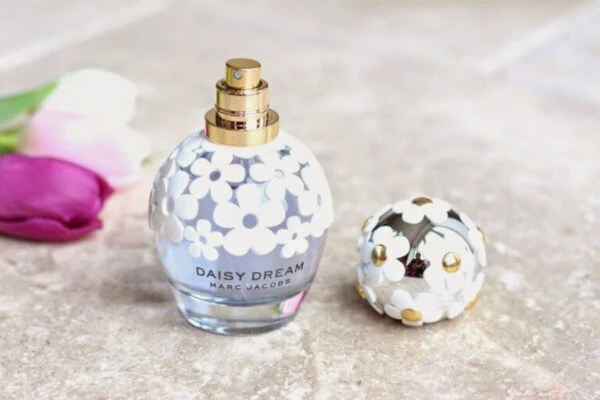 Thiết kế tinh tế và mơ mộng của chai nước hoa marc jacobs daisy dream