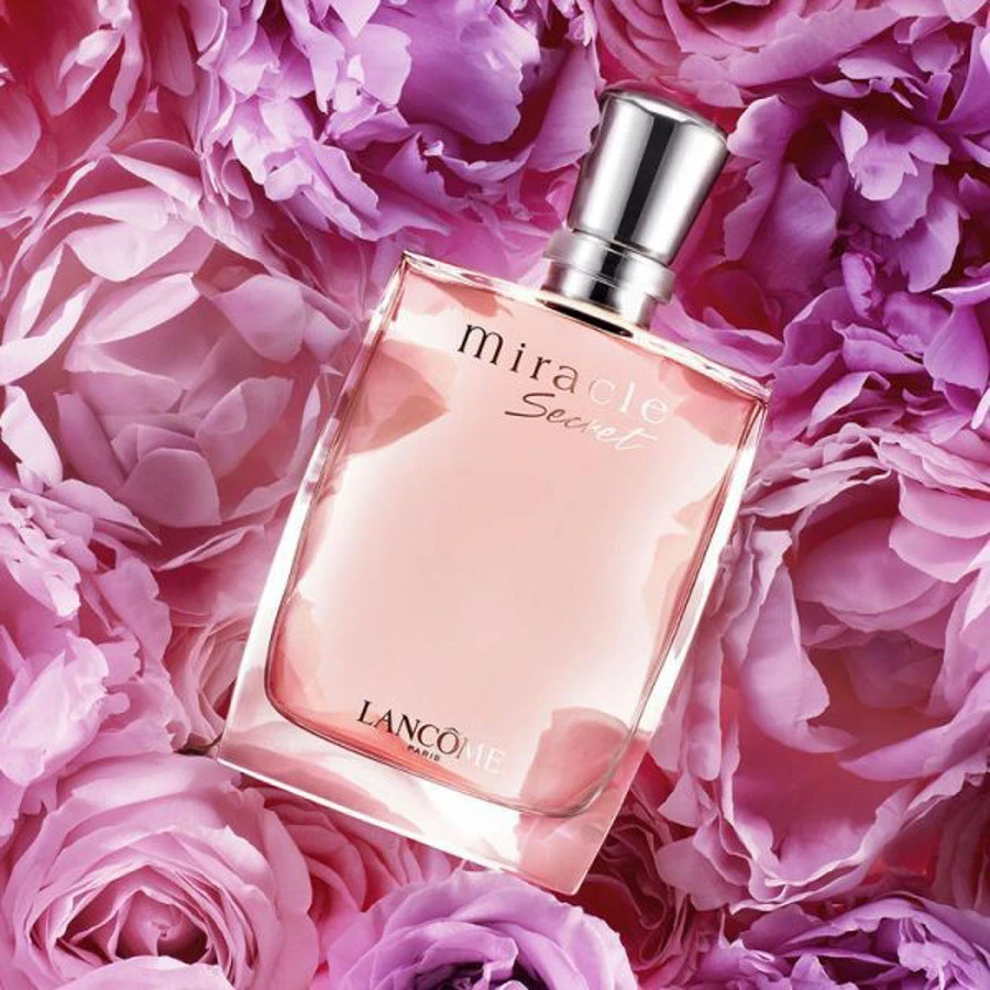 chai nước hoa Lancome Miracle 30ml với thiết kế với màu hồng là màu sắc chủ đạo
