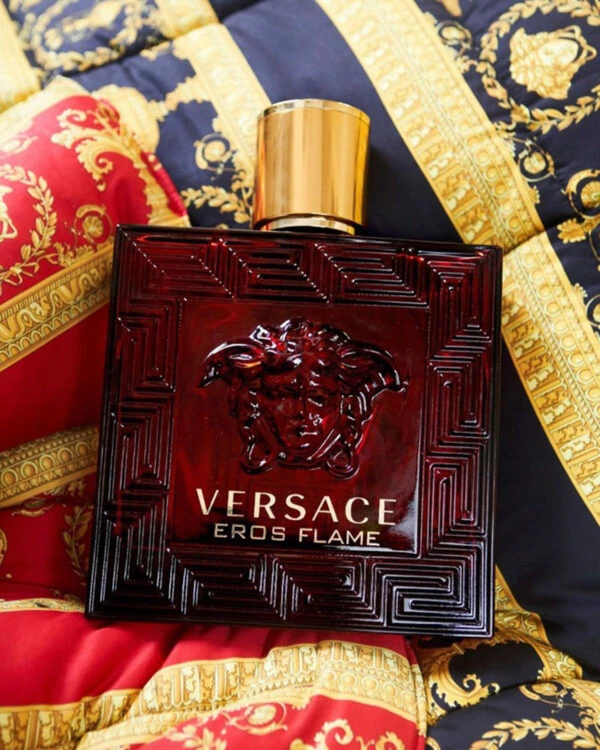 Câu chuyện về nước hoa Versace đỏ
