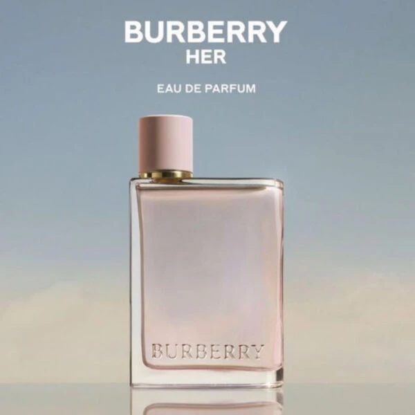 Thiết kế chai nước hoa Burberry Her trông rất hiện đại với thủy tinh trong suốt