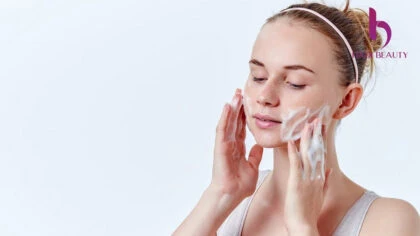 Rửa mặt trước khi dưỡng ẩm cho da hỗn hợp thiên dầu