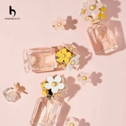 nước hoa marc jacob review có  6 bông hoa 3 màu trên nắp chai làm điểm nhấn
